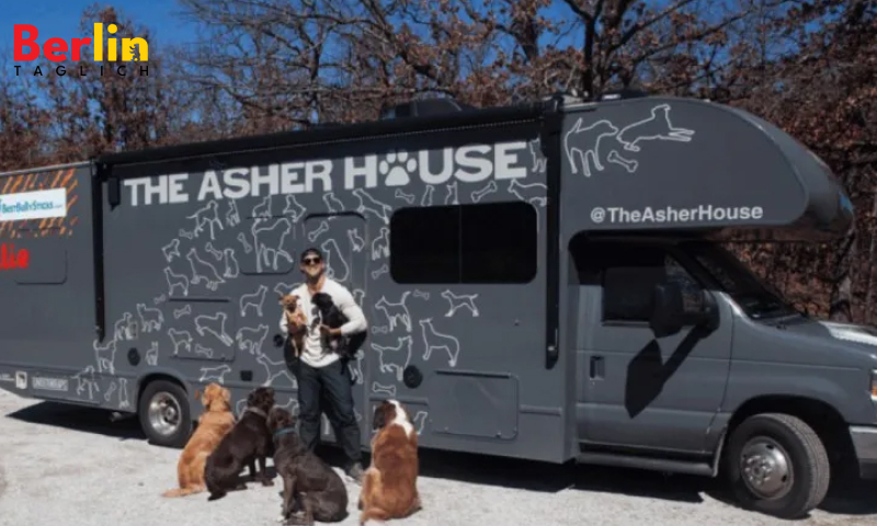 Asher mit seinen Hunden vor dem Wohnmobil.
