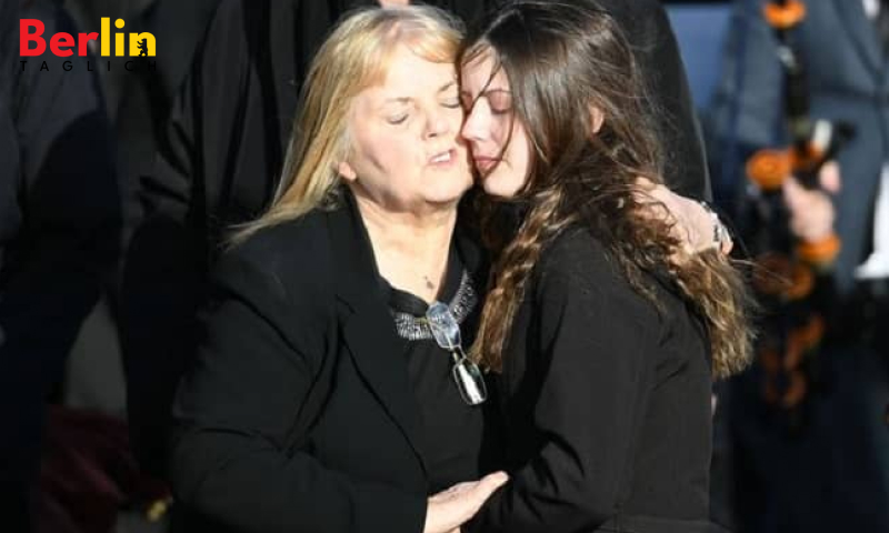 Bildunterschrift_ Molly Leigh Burton bei der Beerdigung ihrer Mutter. Quelle_ Irish Mirror