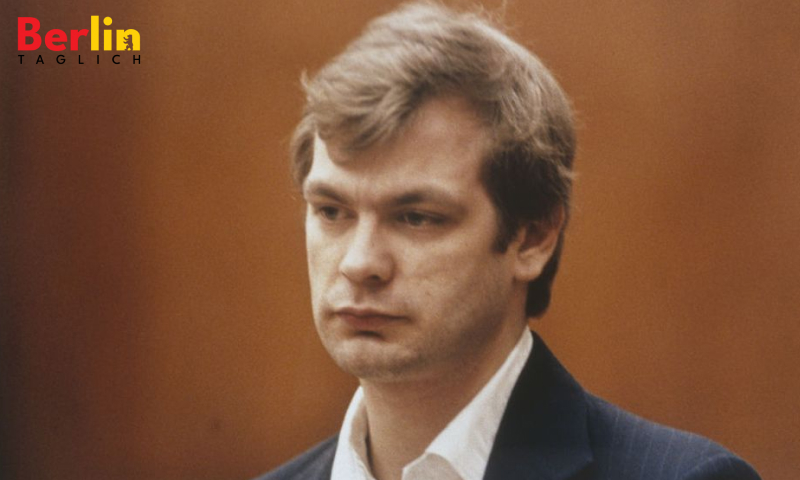 Jeffrey Dahmer, in schwarzer Anzugsjacke und weißem Hemd, nicht lächelnd, in einem Gerichtssaal Quelle: Getty Images