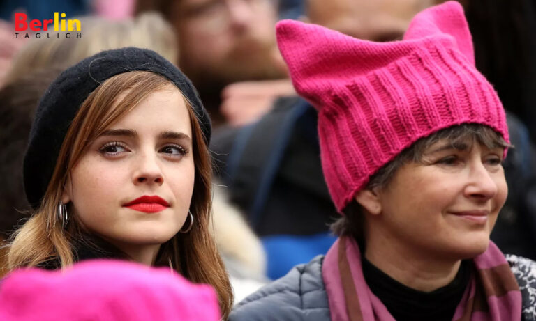 Emma Watson und ihre Mutter Jaqueline Luesby nehmen an der Kundgebung beim Women's March in Washington D.C. im Januar 2017 teil. Bild: PAUL MORIGI/WIREIMAGE