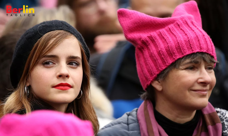 Emma Watson und ihre Mutter Jaqueline Luesby nehmen an der Kundgebung beim Women's March in Washington D.C. im Januar 2017 teil. Bild: PAUL MORIGI/WIREIMAGE